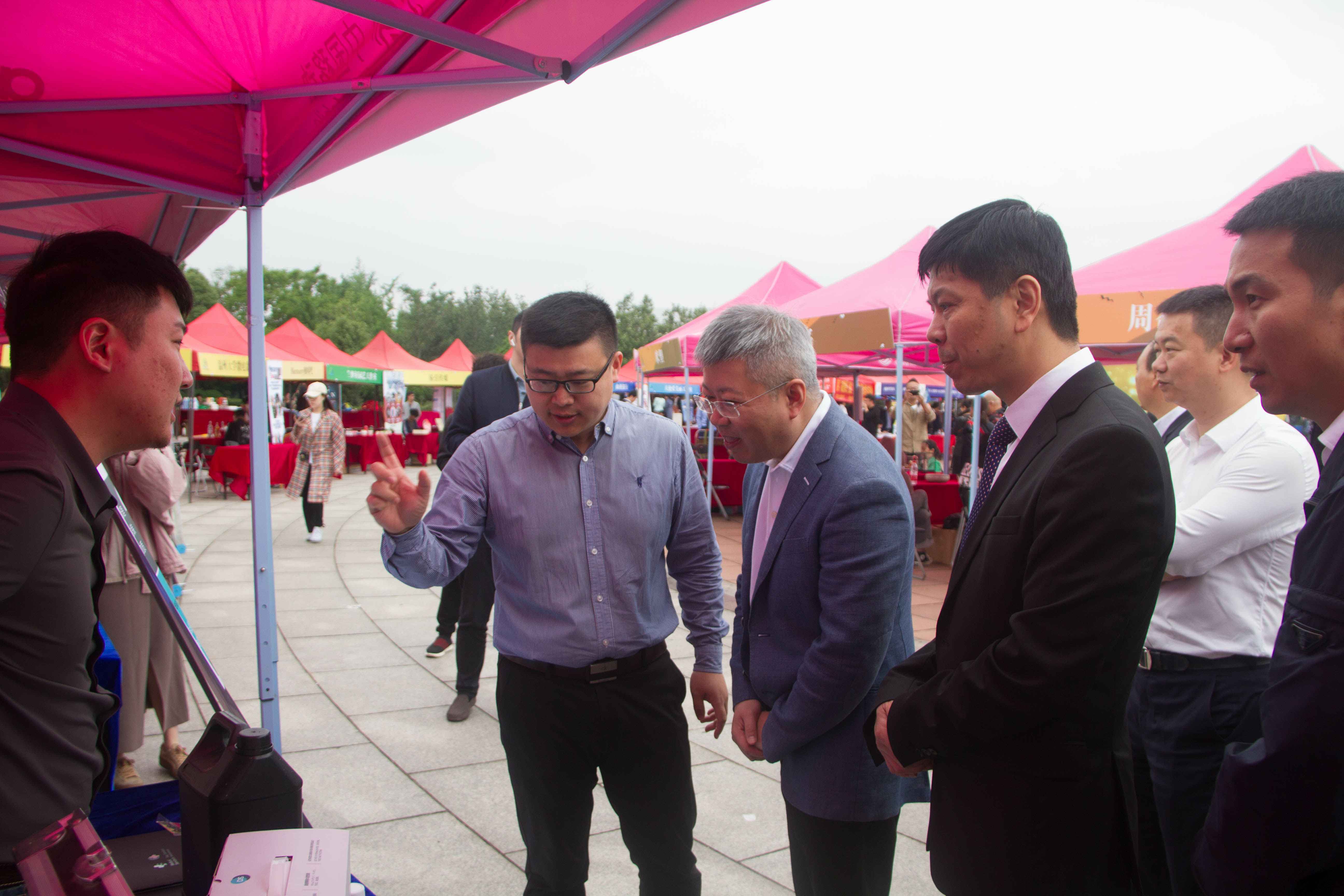 格式工廠汪馳副市長與我校日標(biāo)科技創(chuàng)業(yè)項(xiàng)目負(fù)責(zé)人交流.jpg