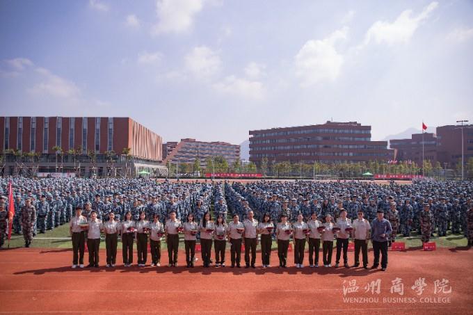 輔導(dǎo)員與新生合影 張書馨 2020-10-12 (1 - 1).jpg