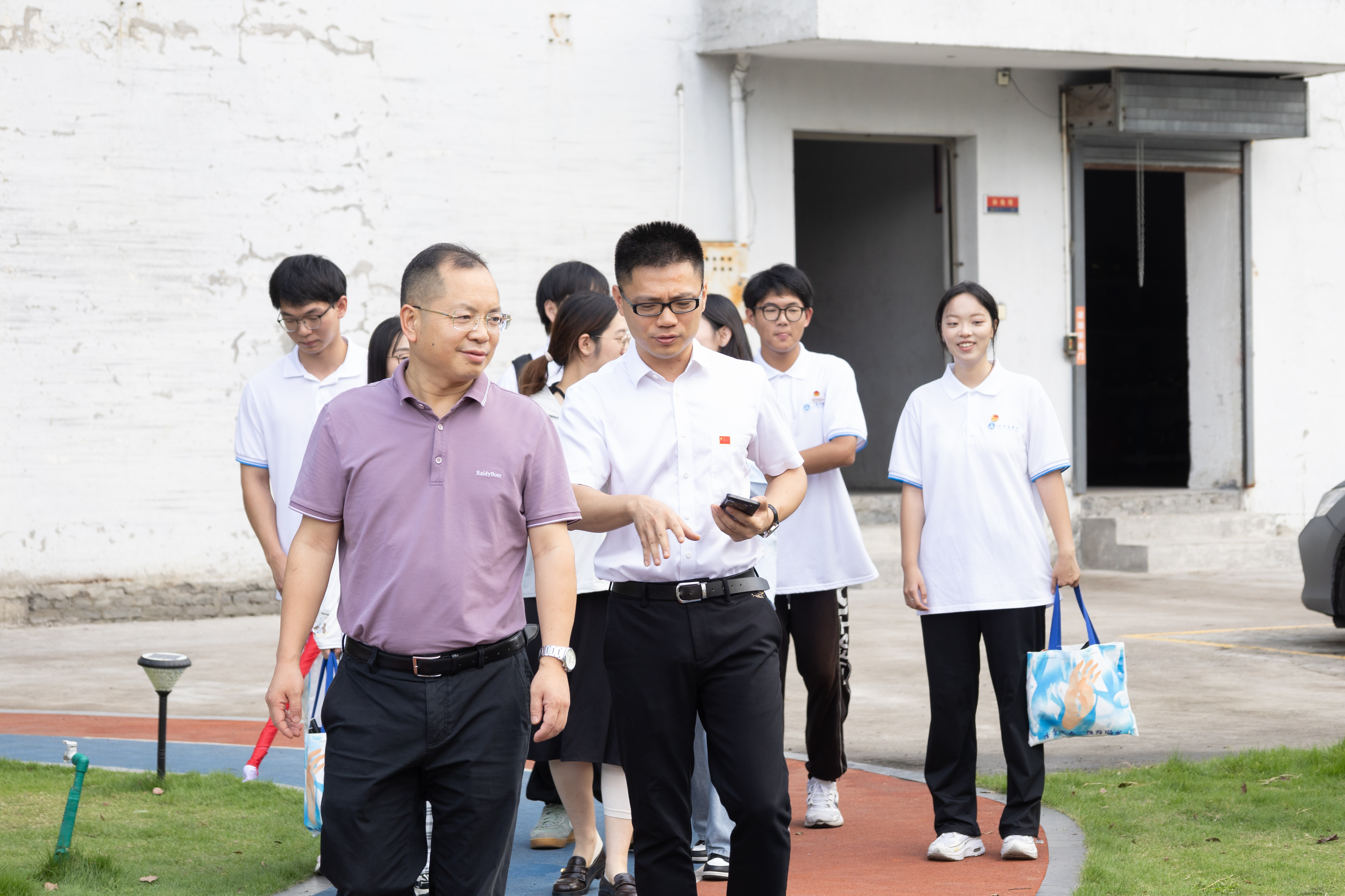 趙玻老師慰問“紅帆護水”暑期社會實踐隊二.jpg
