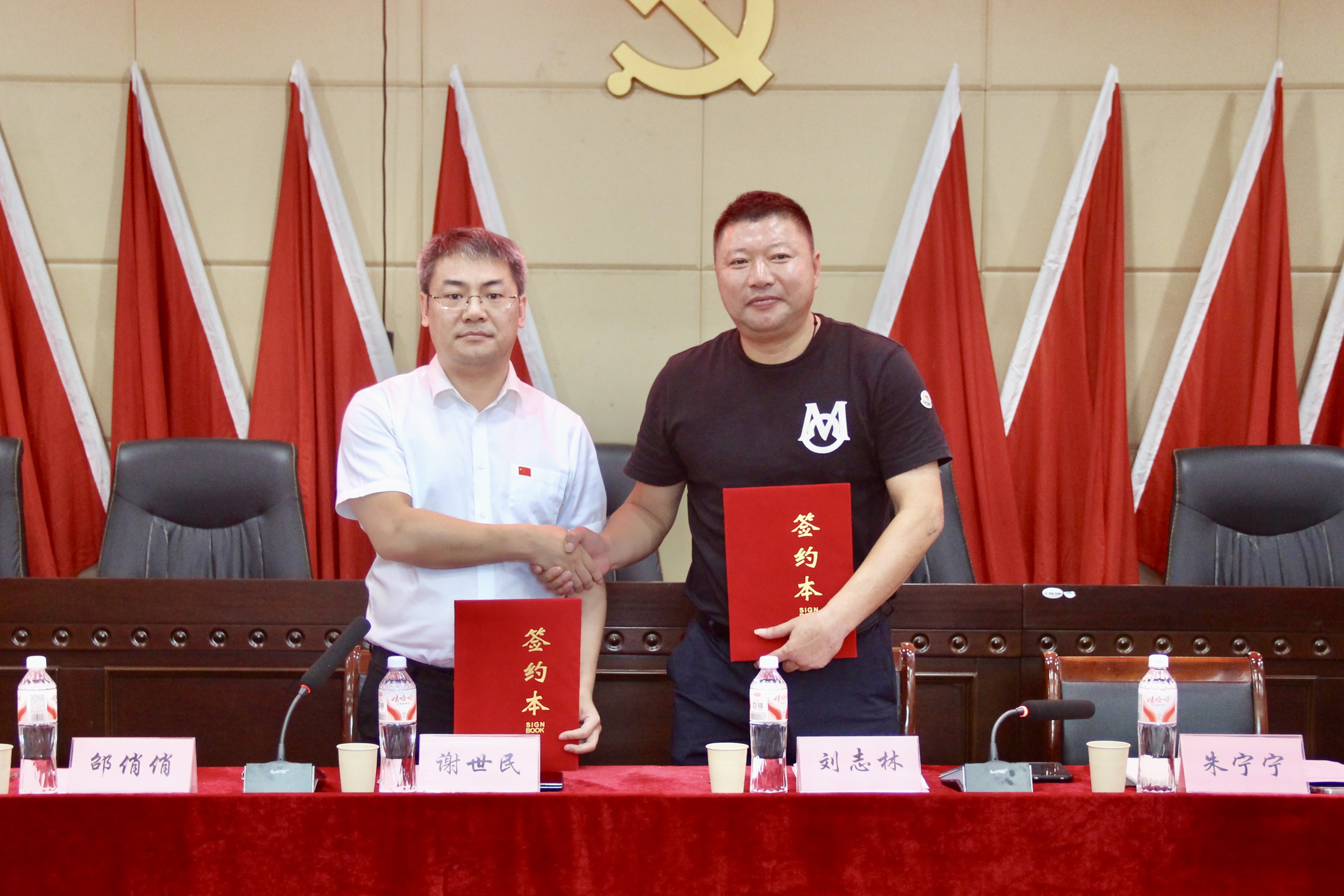 謝世民老師簽約照.jpg